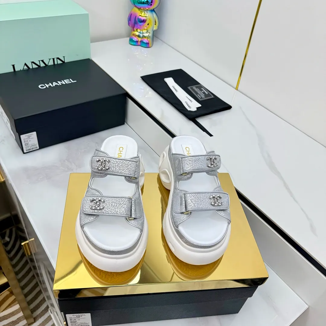 👟👟Ex-factory price 680👟👟 Top version... Chanel｜Chanel Xiaoxiang Velcro Beach Slippers Slippers Casual Beach Shoes 25ss Spring and Summer New Style! Beach shoes are a hit all over the internet! The latest model from the counter, I am still willing to buy it on my feet. It must be ranked among the most popular models. It is invincible in all seasons. Various bloggers and Internet celebrities can see the matching styles. Highly recommended. Pearlescent sheepskin upper, sheepskin lining, suede for feet. Original open-molded TPU outsole size: 35-40 (customized for 40 and 41). Full set of original packaging 👉 👉 👉 👉 👉